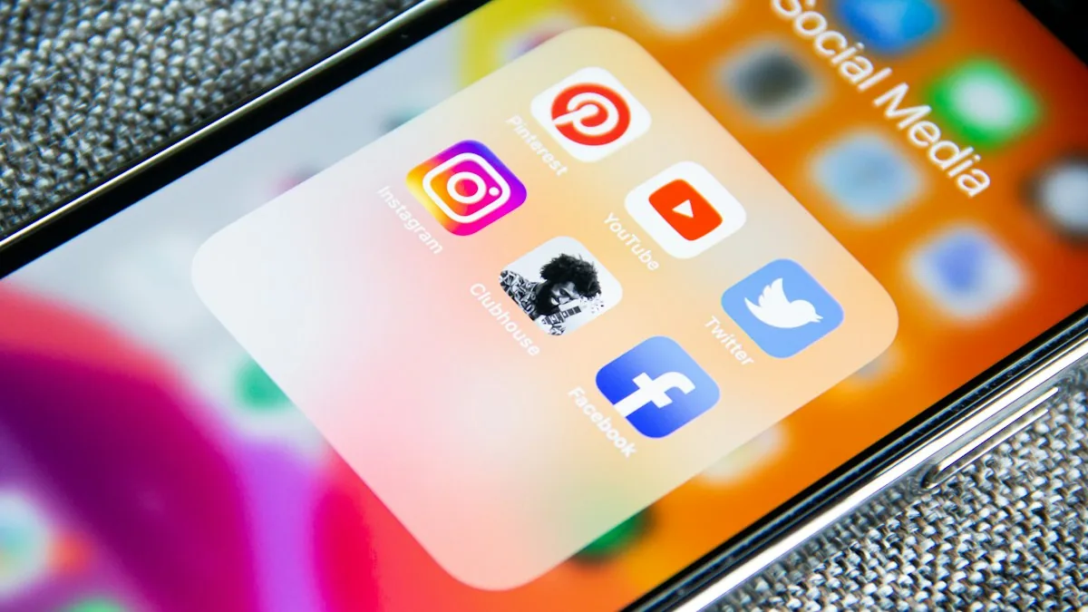 Redes Sociais para Advogados: Como Construir Autoridade Inquestionável Sem Ridicularizar a Profissão